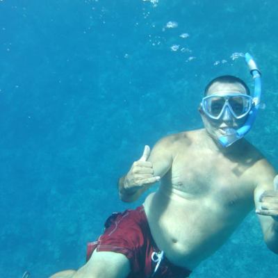Man snorkeling underwater at Captain Cook's Monument