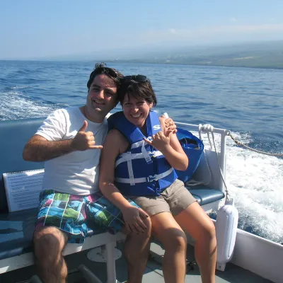 Couple on boat ride to Captain Cook's Monument